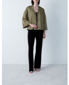 Nosi driedelige pyjama gedrukt op een zwarte achtergrond