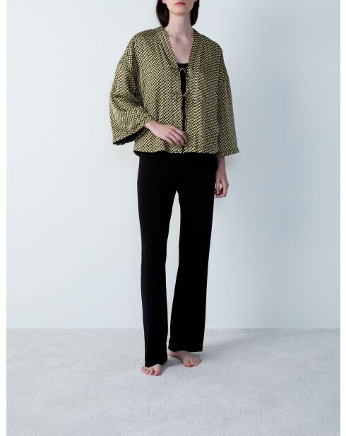 Dreiteiliger Schlafanzug von Nosi, gedruckt auf schwarzem Hintergrund