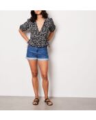 Una camicetta idilliaca stampata su sfondo nero