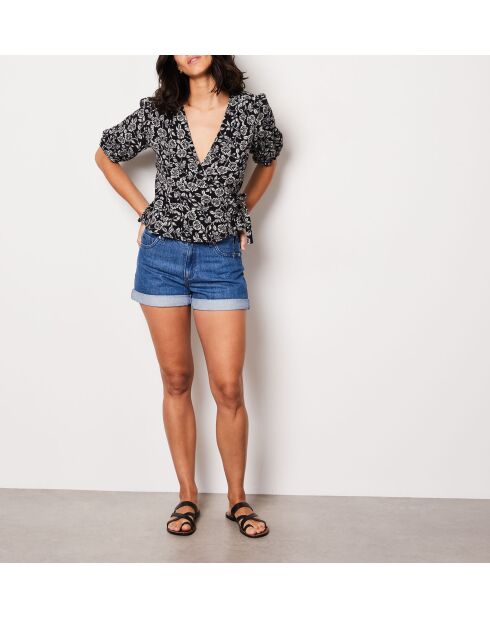 Een idyllische blouse gedrukt op een zwarte achtergrond