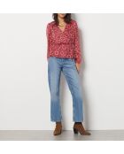 Een blouse met Malone-print en baksteenachtergrond