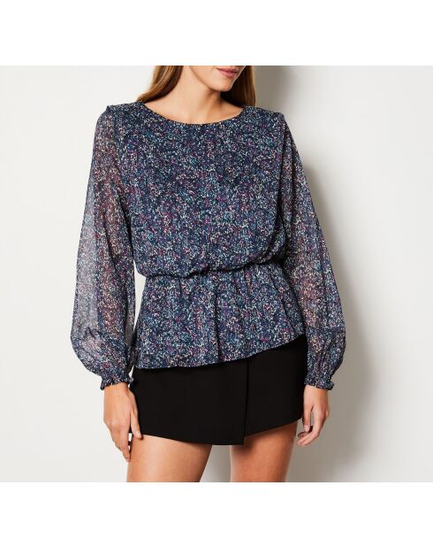 Blouse van Patis gedrukt op paarse achtergrond