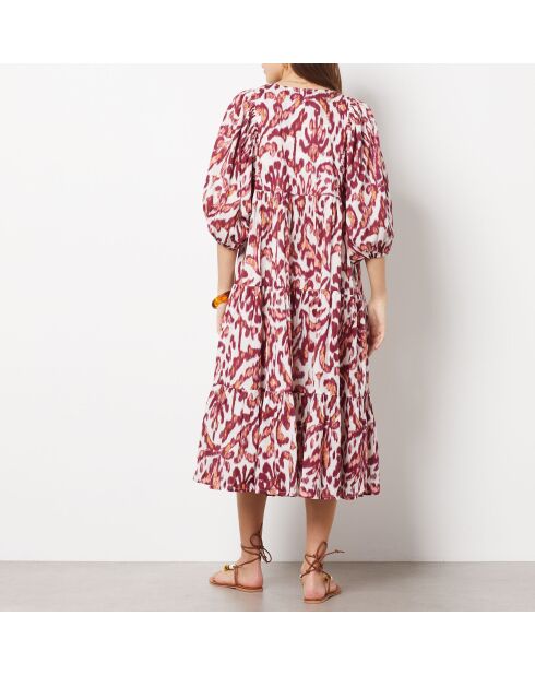 Alicia jurk met opdruk op de achtergrond van baksteen