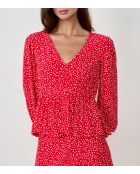 Betina blouse gedrukt op een rode achtergrond