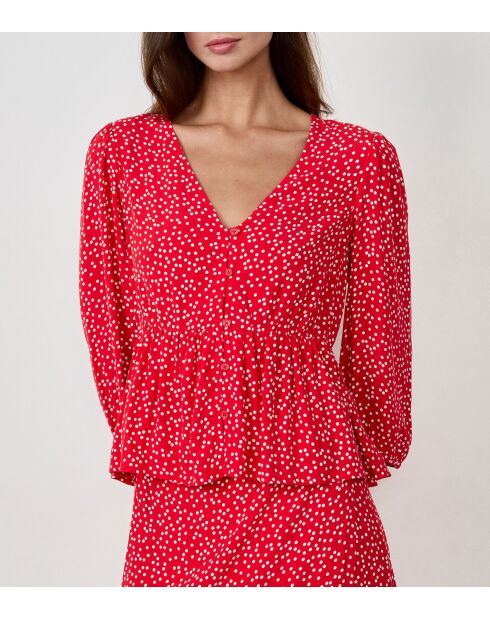 Betina blouse gedrukt op een rode achtergrond