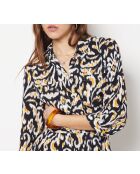 Anita jurk gedrukt op een zwarte achtergrond