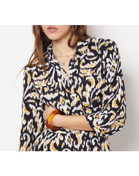 Anita jurk gedrukt op een zwarte achtergrond