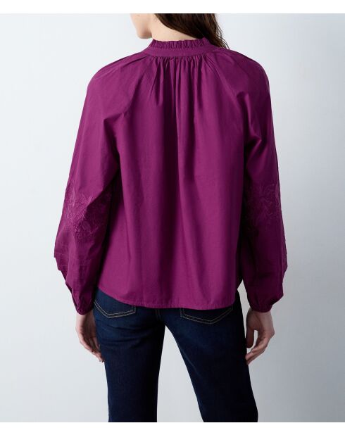 Pianobloes met borduursel van zwarte bessen