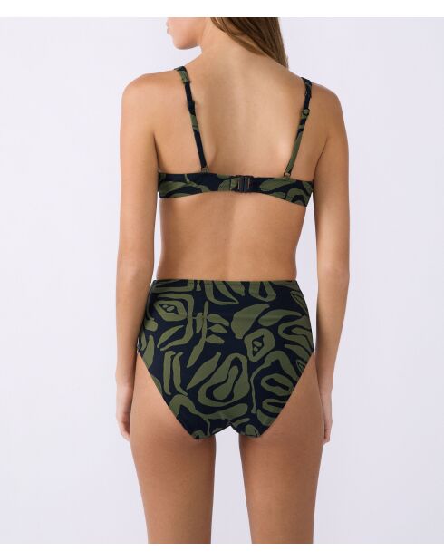 Klassieke push-up bh met beugel en schelp Pipa gedrukt op een groene achtergrond