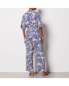 Baya Overall mit Blumendruck auf blauem Hintergrund