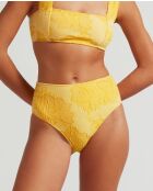 Geel bikinibroekje met hoge taille aan het zwembad