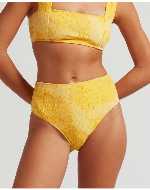 Geel bikinibroekje met hoge taille aan het zwembad