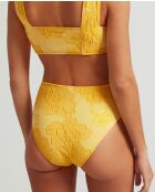 Geel bikinibroekje met hoge taille aan het zwembad