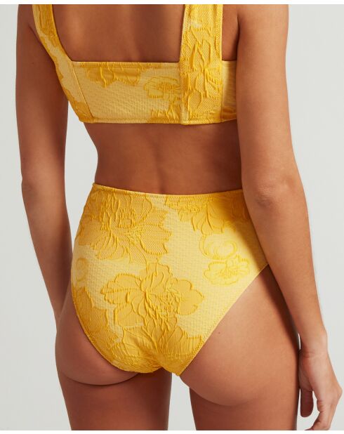 Geel bikinibroekje met hoge taille aan het zwembad