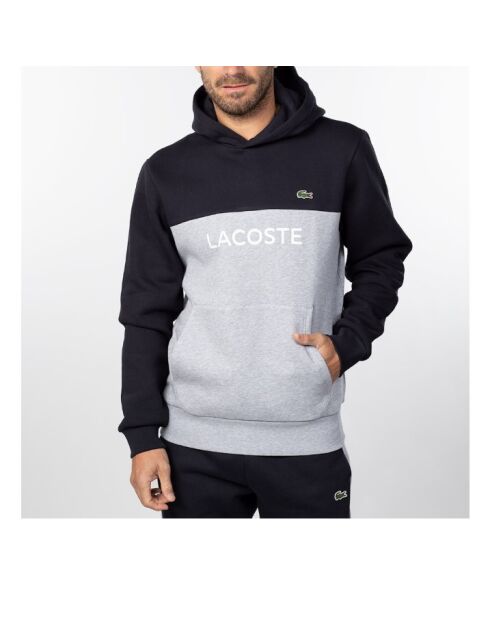 Klassisch geschnittener Kapuzenpulli im Colorblock-Stil mit marineblauem und weißem Branding