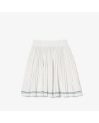 Weißer Faltenrock zur Modenschau