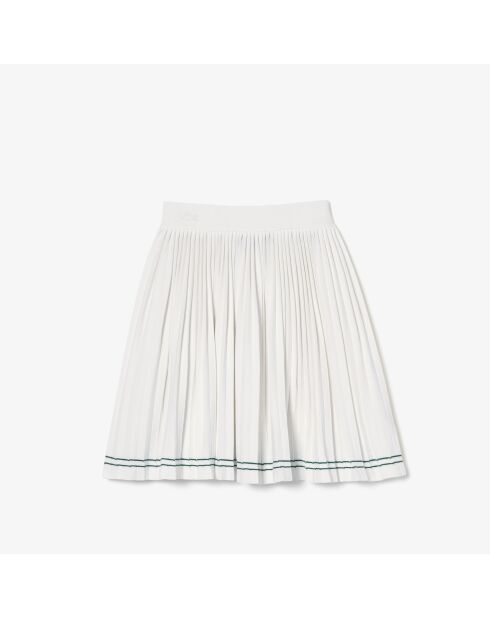 Weißer Faltenrock zur Modenschau