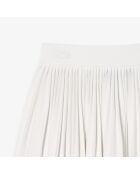 Weißer Faltenrock zur Modenschau