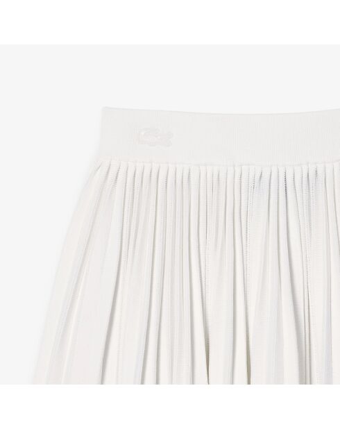 Weißer Faltenrock zur Modenschau