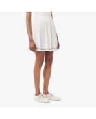 Weißer Faltenrock zur Modenschau