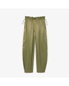 Khakifarbene, fließende Hose mit Cargotasche