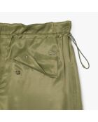 Khakifarbene, fließende Hose mit Cargotasche