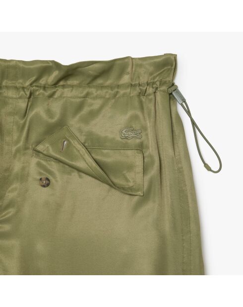 Khakifarbene, fließende Hose mit Cargotasche