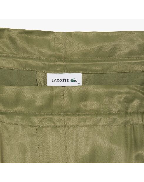 Khakifarbene, fließende Hose mit Cargotasche