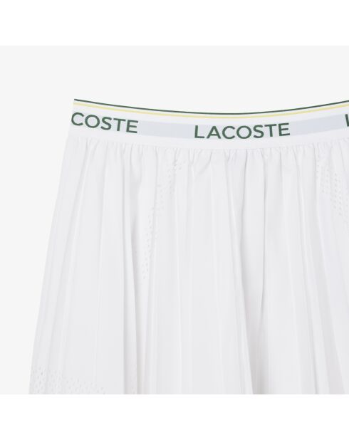 Weißer, asymmetrischer, mittellanger Faltenrock