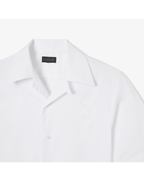 Camisa de corte holgado con insignias blancas de desfile