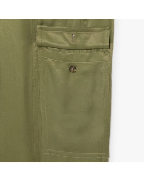 Khakifarbene, fließende Hose mit Cargotasche