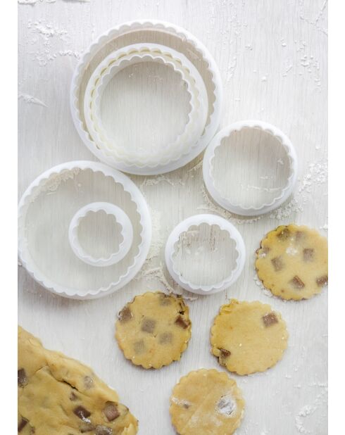Juego de 7 cortadores de galletas de plástico de doble filo para galletas y pasteles, blancos, 10,2 x 10,2 x 3,5 cm