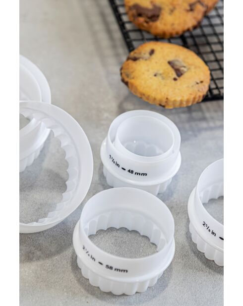 Juego de 7 cortadores de galletas de plástico de doble filo para galletas y pasteles, blancos, 10,2 x 10,2 x 3,5 cm