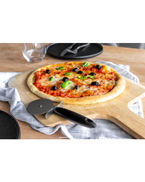 Coupe-pizza avec manche en nylon noir - 28.1x10x2.2 cm