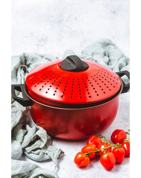 Olla para pasta World of Flavors de acero al carbono de 4 litros, roja - 25,5 x 32,5 x 16 cm