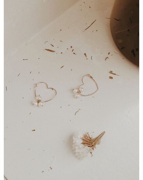 Orecchini a cerchio a cuore placcati in oro con perle coltivate bianche