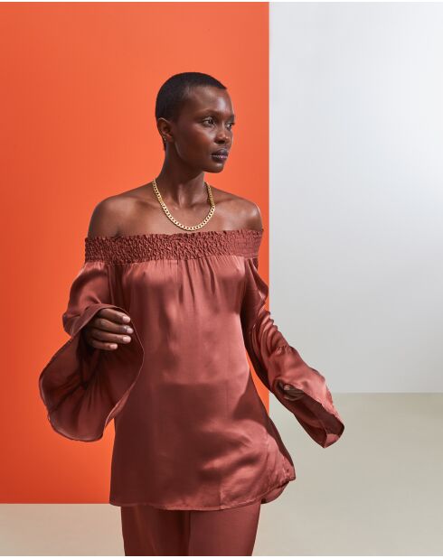 Braunes Top mit U-Boot-Ausschnitt