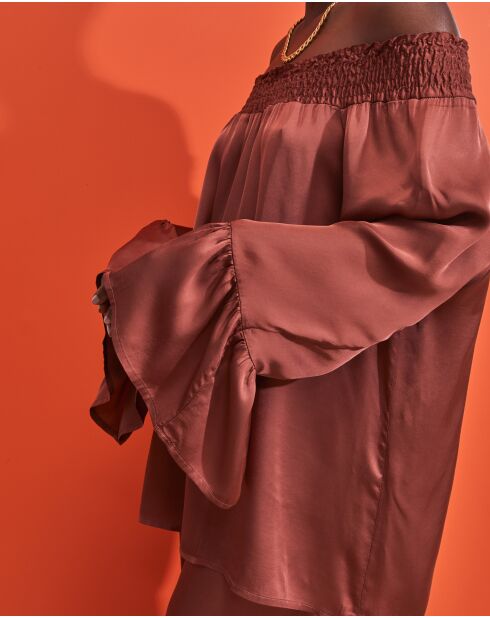 Braunes Top mit U-Boot-Ausschnitt