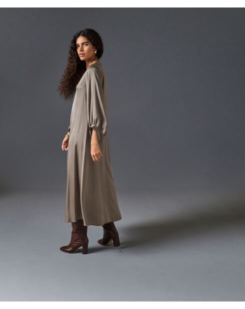 Badra taupe bruine losse satijnen lange jurk