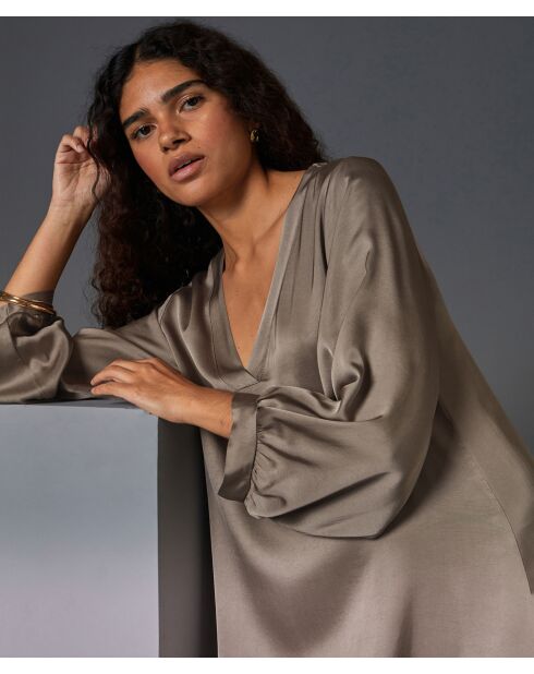 Badra taupe bruine losse satijnen lange jurk