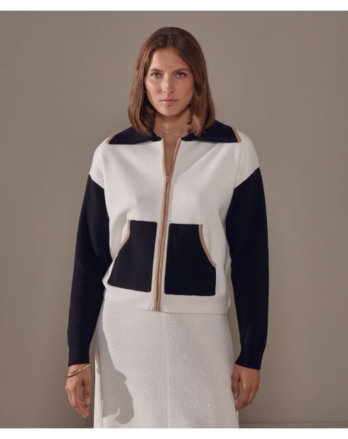 Witte driekleurige jas van Najwa met wijde hals