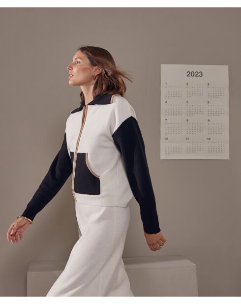 Witte driekleurige jas van Najwa met wijde hals