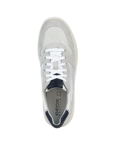 Gebroken wit/marineblauwe sneakers van Magnete suèdeleer