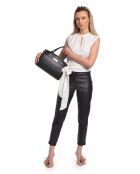 SS26 IR 181T Tragetasche aus schwarzem Leder, 22,5 x 31 x 9 cm