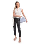 SS26 IR 178T Tragetasche aus himmelblauem Leder — 21,5 x 26,5 x 9,5 cm