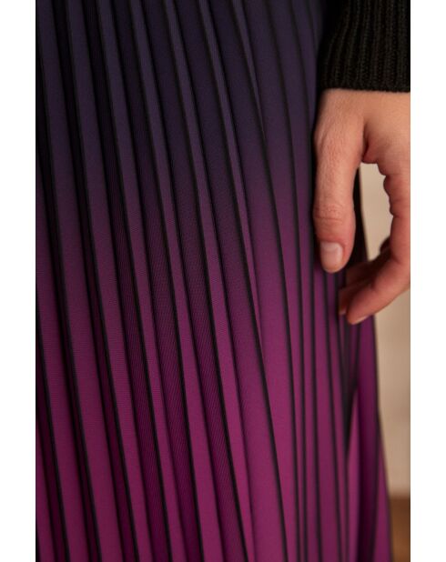 Fatel J plissierte Krawatte und dunkelfuchsiafarbener Rock