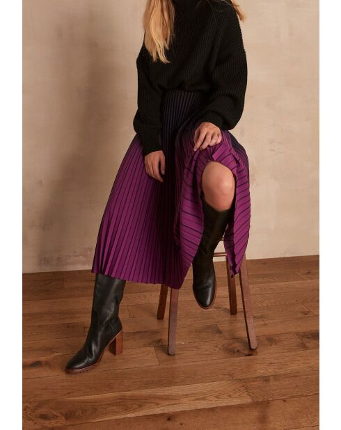 Fatel J plissierte Krawatte und dunkelfuchsiafarbener Rock