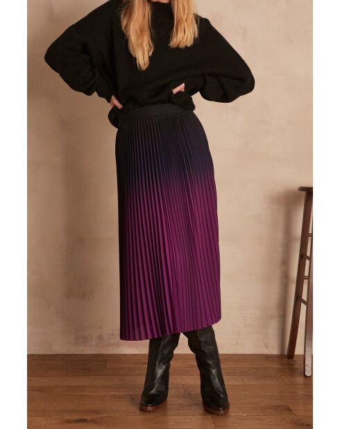 Fatel J plissierte Krawatte und dunkelfuchsiafarbener Rock