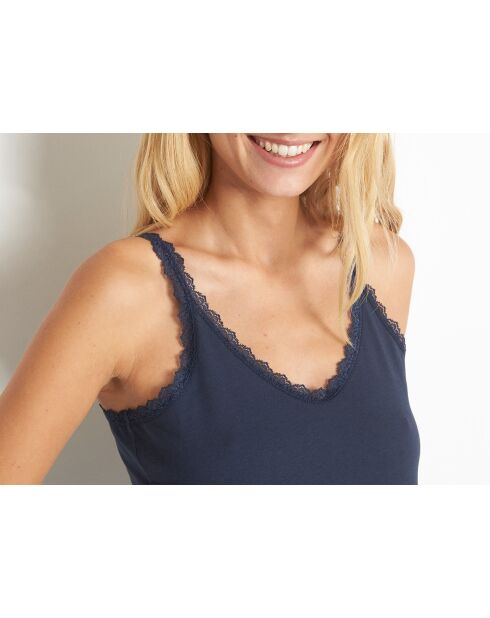 Rosa tanktop voor op zee