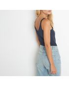 Rosa tanktop voor op zee